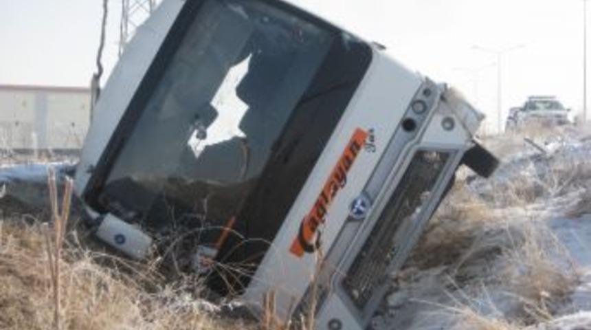 Havalimanı &ccedil;alışanlarını taşıyan servis aracı yan yattı: 6 yaralı