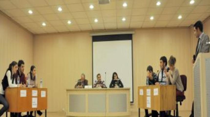 &Ouml;ğrenciler kalkınmada &ouml;zel sekt&ouml;r ile kamu sekt&ouml;r&uuml;n&uuml;n etkilerini tartıştı