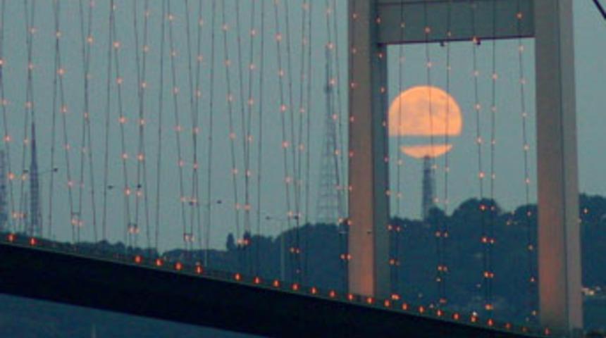 K&ouml;pr&uuml;den atladı, saraya d&uuml;şt&uuml;