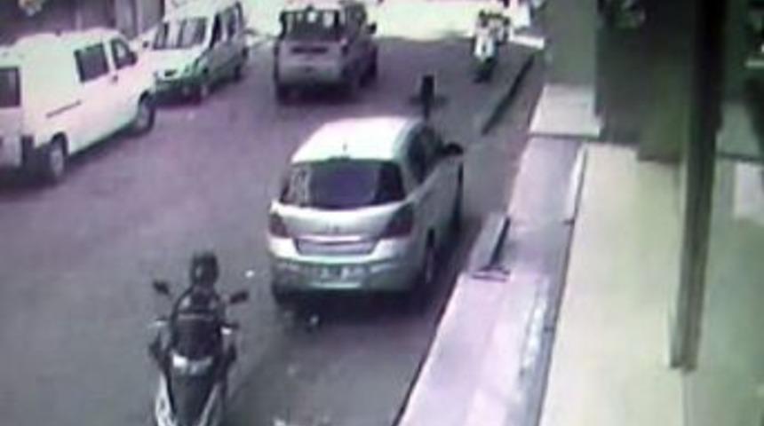 Ellerini kollarını sallayarak g&uuml;nd&uuml;z vakti ara&ccedil; &ccedil;aldılar