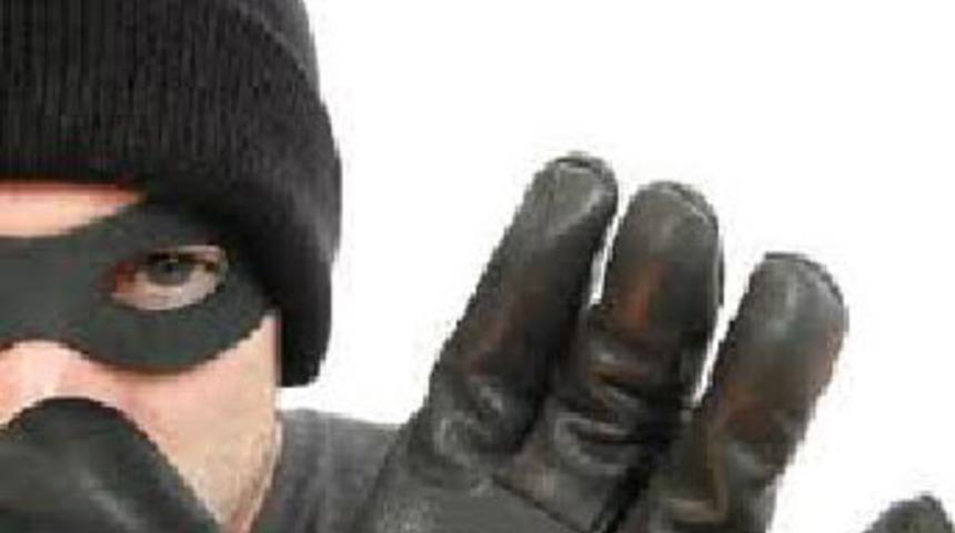 Hırsızlar, camide uyurken yakalandı