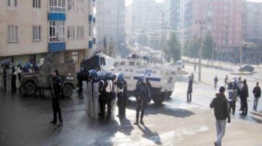 Diyarbakır&rsquo;da basın mensubu ve polis ses bombalı saldırı