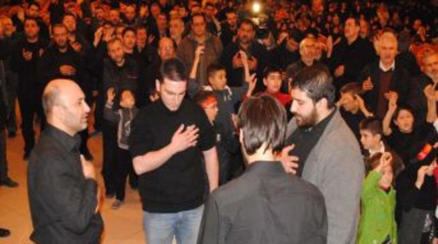 G&ouml;zyaşları Kerbela şehitleri i&ccedil;in aktı