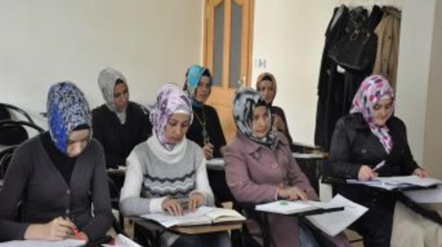 Ev hanımları, &ccedil;ocuklarının derslerine yardımcı olmak i&ccedil;in İngilizce &ouml;ğreniyor