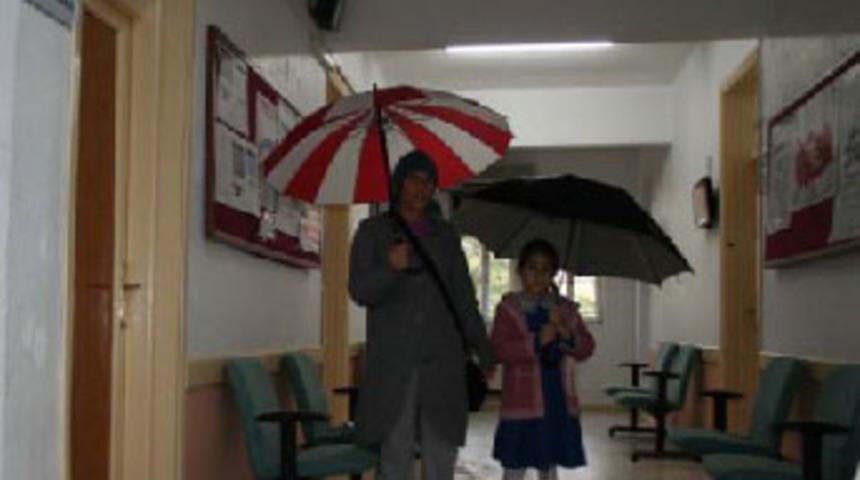 Sağlık merkezinde yağmur &ccedil;ilesi