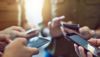 Telefon pazarı 14 yılın dibini g&ouml;rd&uuml;! D&uuml;ş&uuml;şe rağmen bir isim dikkat &ccedil;ekti