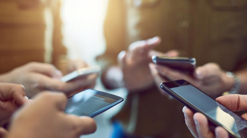 Telefon pazarı 14 yılın dibini g&ouml;rd&uuml;! Apple'ın payı ise b&uuml;y&uuml;d&uuml;