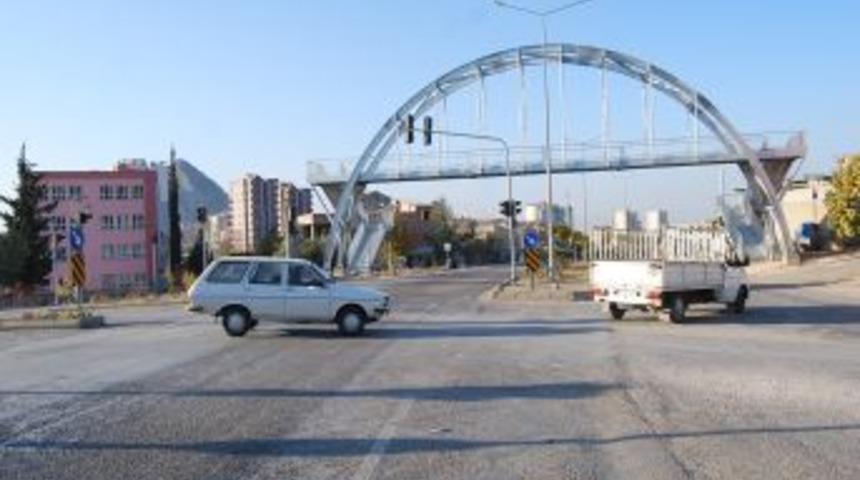 Yapımı tamamlanan &uuml;st ge&ccedil;it trafiği rahatlattı