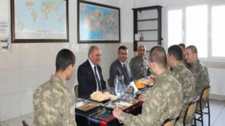 Vali Lekesiz askerlerle yemek yedi