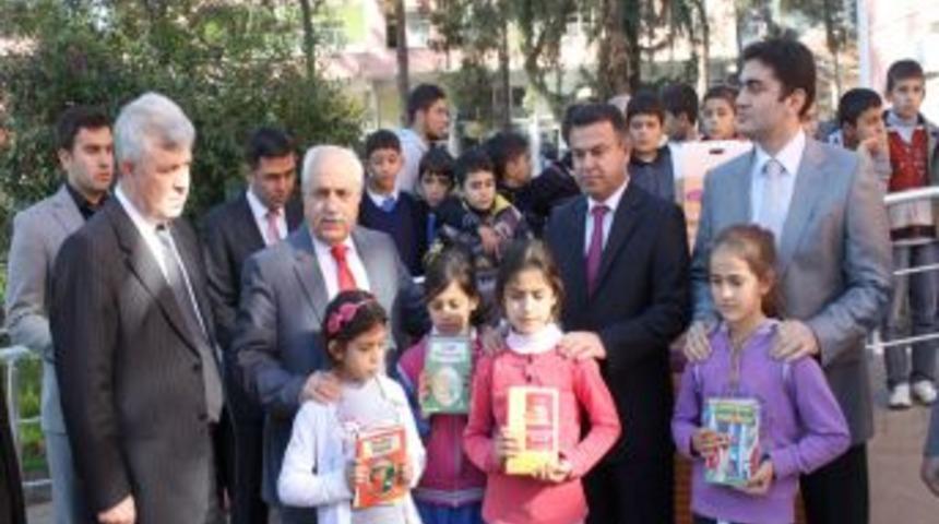 Hayırseverden Hassalı &ouml;ğrencilere 5 bin kitap