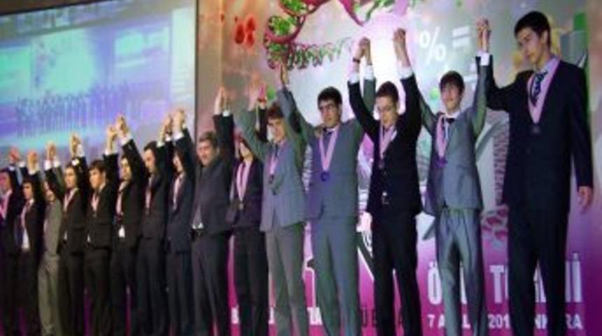 Fatih Koleji, madalyaları topladı