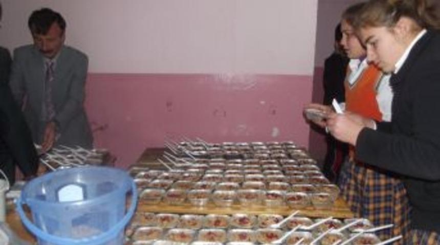 YİBO &ouml;ğretmen ve &ouml;ğrencileri aşure dağıttı