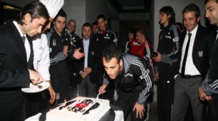 Beşiktaş'ta Ekrem Dağ'ın doğum g&uuml;n&uuml; kutlandı