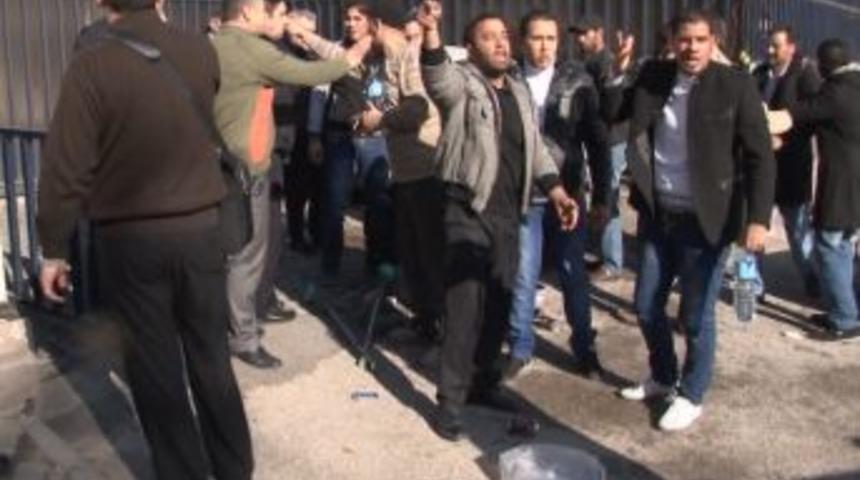 El&ccedil;ilik binasına girmek isteyen Libyalılara, polis gazla m&uuml;dahale etti