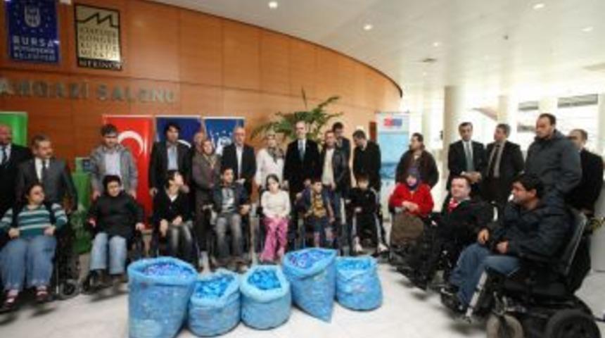 Kapaklar sandalye oldu, 10 engelli ak&uuml;l&uuml; arabaya kavuştu