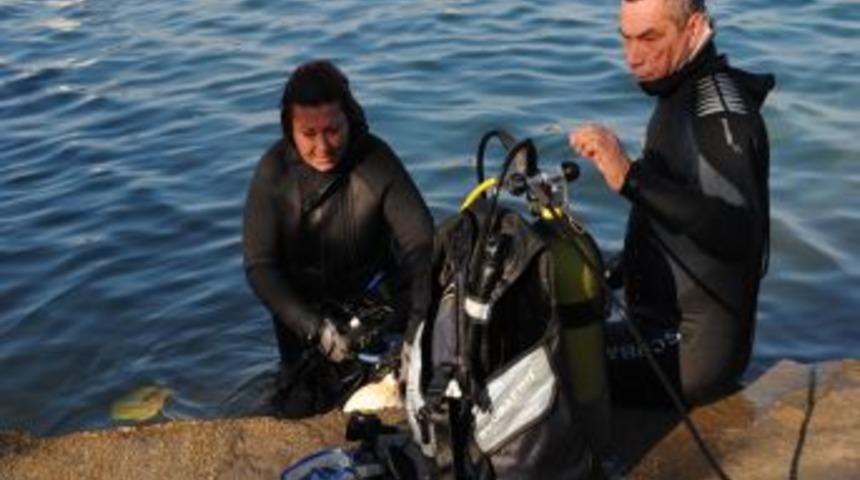 Sinema oyuncusu Alev Sayın, Side Limanı'nda temizlik çalışması yaptı