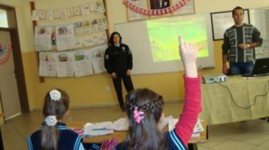 Minik &ouml;ğrencilere trafik polisinden  ders