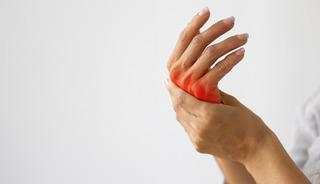 Parmak eklemlerindeki ağrıyı hafife almayın! Romatoid artrit uyarısı