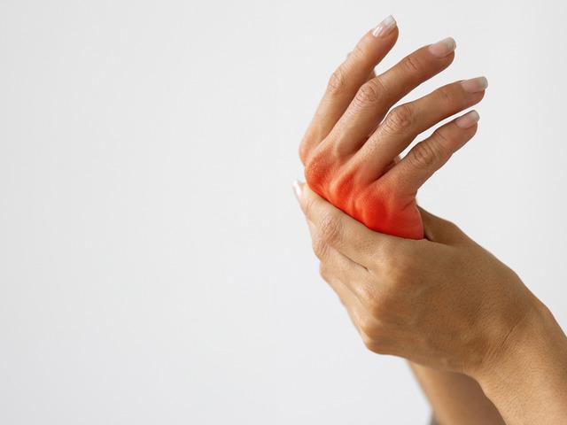 Parmak eklemlerindeki ağrıyı hafife almayın! Romatoid artrit uyarısı