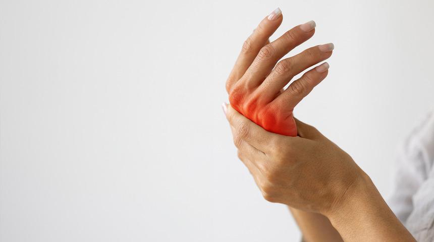 Parmak eklemlerindeki ağrıyı hafife almayın! Uzmanı romatoid artrite karşı uyardı