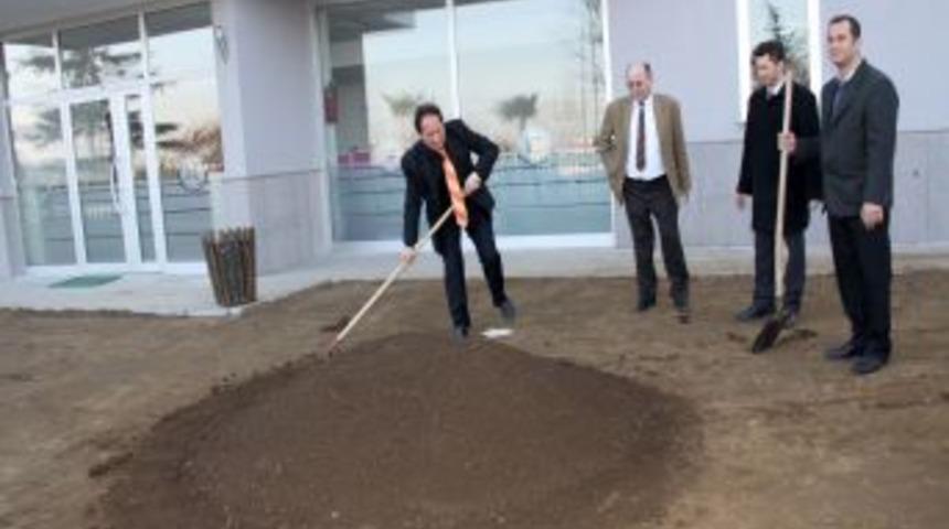 Tarım İl&ccedil;e M&uuml;d&uuml;r&uuml; G&ouml;z&uuml;g&uuml;l, k&uuml;rek elinde peyzaj &ccedil;alışması yapıyor