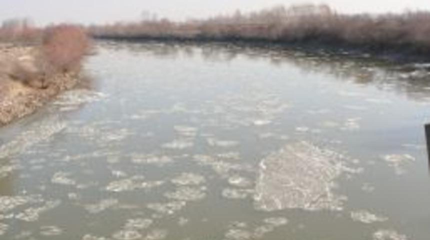 Karasu Nehri soğuktan buz tuttu