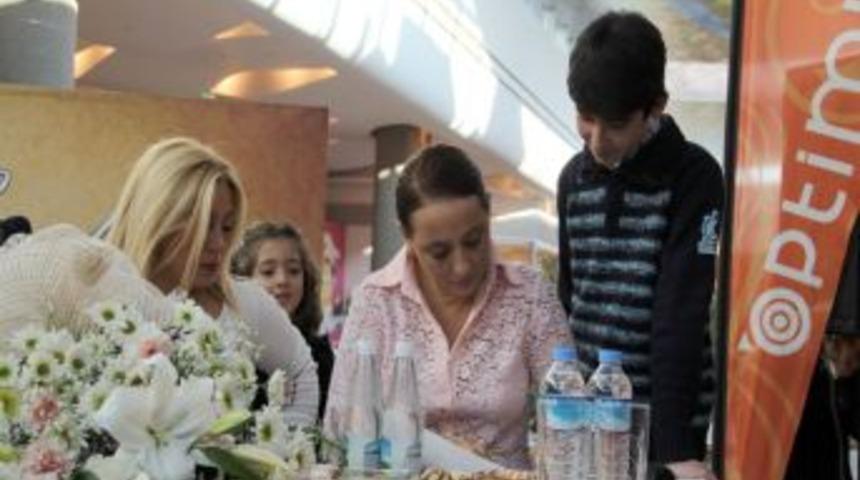 H&uuml;ner Coşkuner Adana'da sevenleriyle buluştu