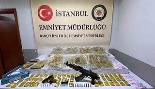 Başakşehir&rsquo;de uyuşturucu operasyonunda AK-47 ele ge&ccedil;irildi