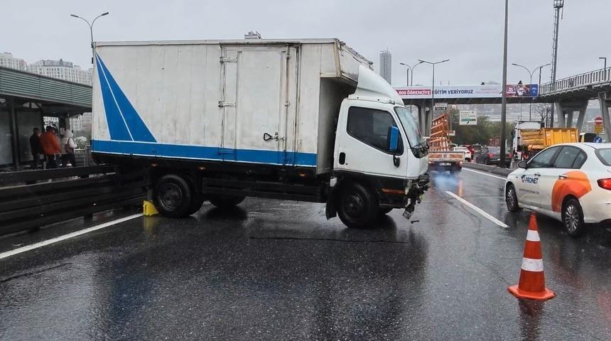 E-5&rsquo;te trafiği kilitleyen kaza