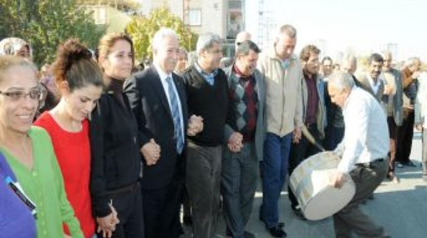 Yolları asfaltlanınca Zihni Aldırmaz'ı davulla karşıladılar