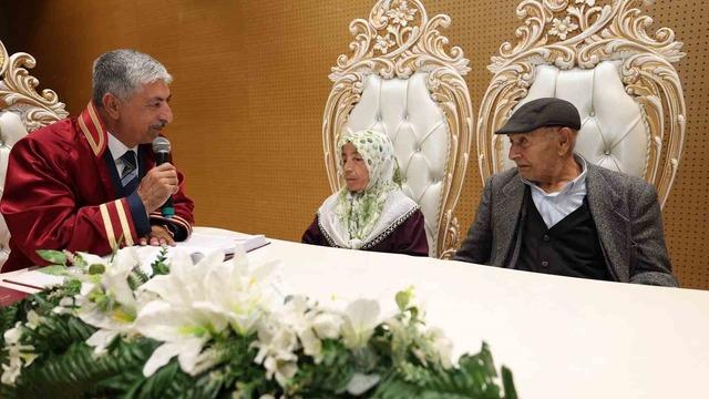 86’sında damat, 72’sinde gelin oldu
