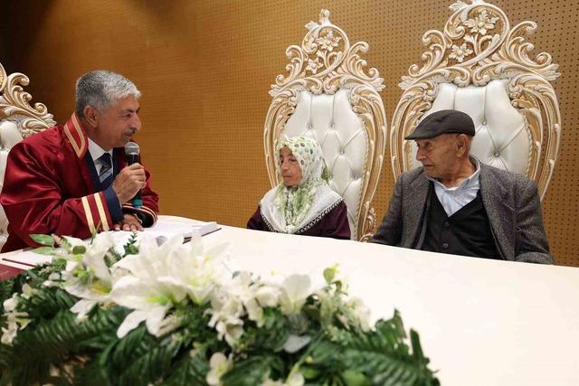 86’sında damat, 72’sinde gelin oldu