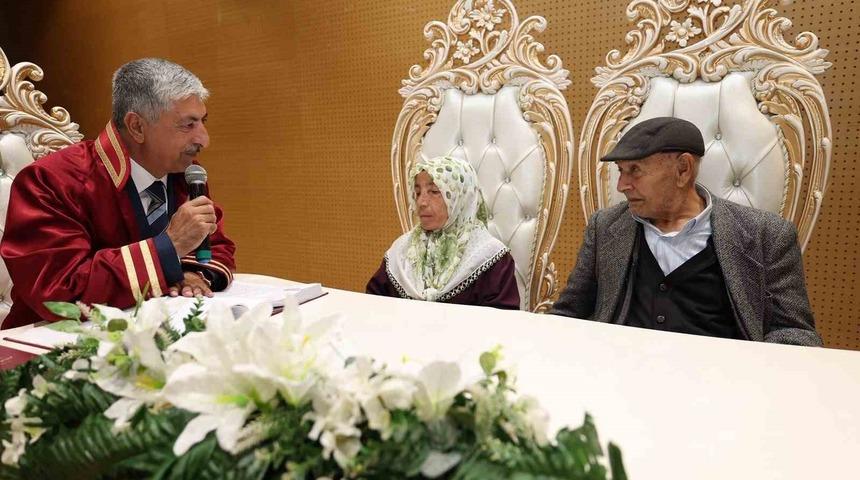 86&rsquo;sında damat, 72&rsquo;sinde gelin oldu
