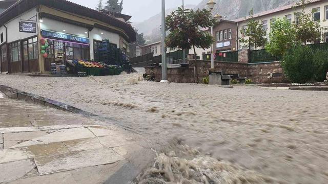Tokat&rsquo;ta kuvvetli sağanak yağış etkili oldu 2