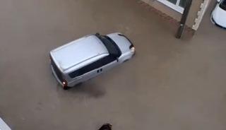 Susurluk&rsquo;ta aniden bastıran sağanak yağış zor anlar yaşattı