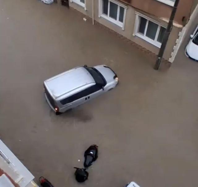 Susurluk’ta aniden bastıran sağanak yağış zor anlar yaşattı