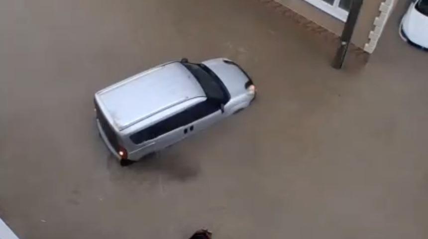 Susurluk&rsquo;ta aniden bastıran sağanak yağış zor anlar yaşattı