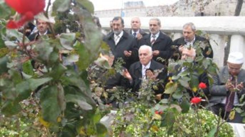 Kamalak, Erbakan'ın mezarını ziyaret etti