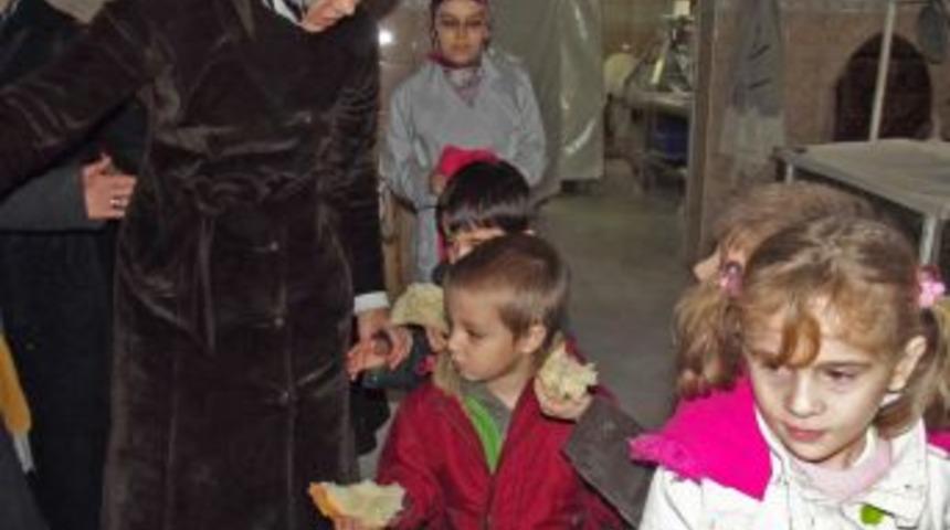 Fırını ziyaret eden minikler ekmeğin &ouml;yk&uuml;s&uuml;n&uuml; &ouml;ğrendi