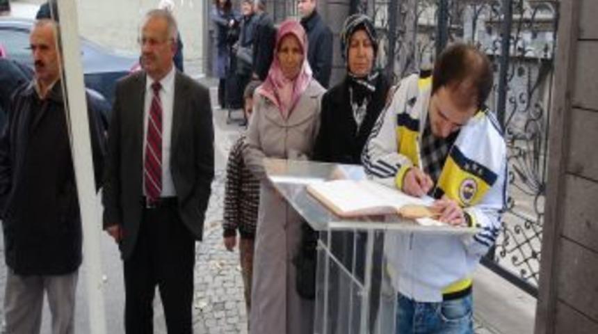 Erdoğan'a 'ge&ccedil;miş olsun' demek i&ccedil;in kuyruğa girdiler