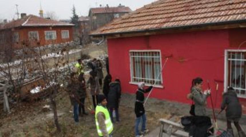 Elmadağ Belediyesi, yaşlı vatandaşların evlerinin cephelerini boyuyor