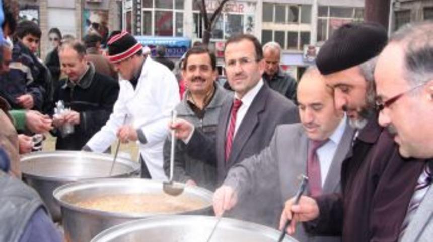 Burdur M&uuml;ft&uuml;l&uuml;ğ&uuml; aşure dağıttı