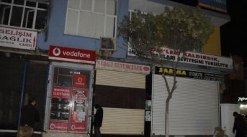 Ak Parti binasına molotoflu saldırı