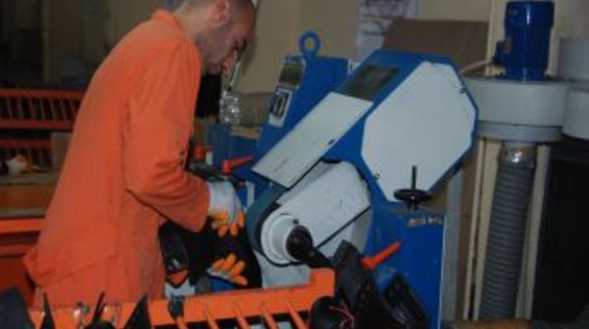 Kamu &ccedil;alışanlarının ayakkabıları Ayyaş Cezaevi'nde &uuml;retiliyor