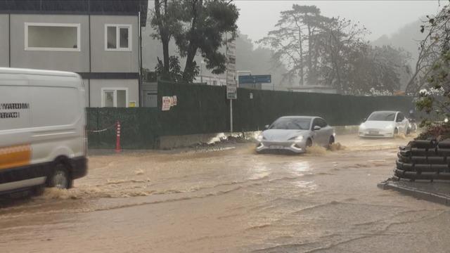 Beykoz da yollar g&ouml;le d&ouml;nd&uuml;; mahsur kalan s&uuml;r&uuml;c&uuml;ler ara&ccedil;larını ittirdi 4