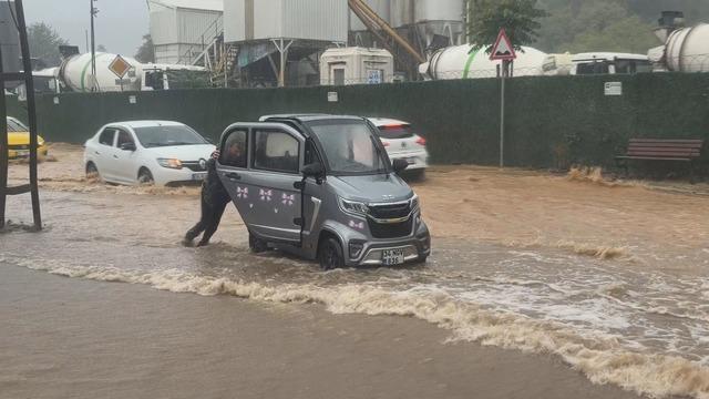 Beykoz da yollar g&ouml;le d&ouml;nd&uuml;; mahsur kalan s&uuml;r&uuml;c&uuml;ler ara&ccedil;larını ittirdi 1