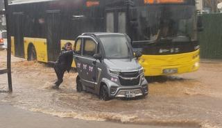 Beykoz'da yollar g&ouml;le d&ouml;nd&uuml;; mahsur kalan s&uuml;r&uuml;c&uuml;ler ara&ccedil;larını ittirdi