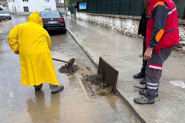 Sağanak yağışa karşı Menteşe’de kesintisiz mesai 3