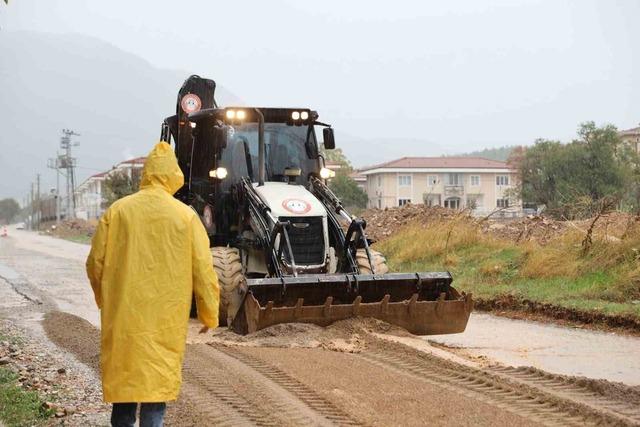Sağanak yağışa karşı Menteşe’de kesintisiz mesai 2