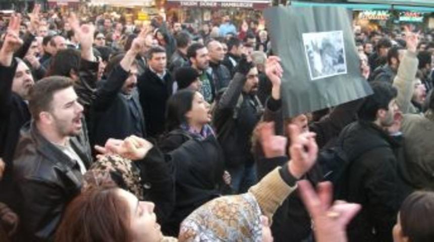 PKK sempatizanları Taksim&rsquo;i savaş alanına &ccedil;evirdi